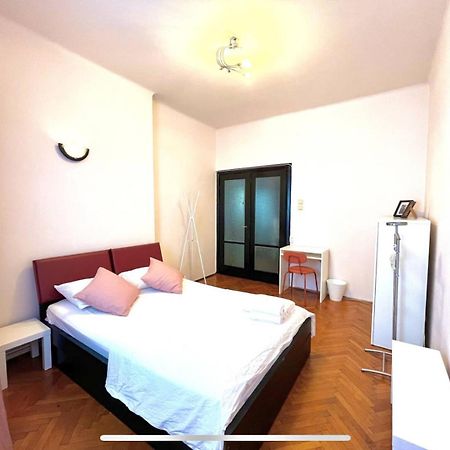 Downtown Unirii Square Private Economy Rooms With Shared Amenities Bucareste Exterior foto