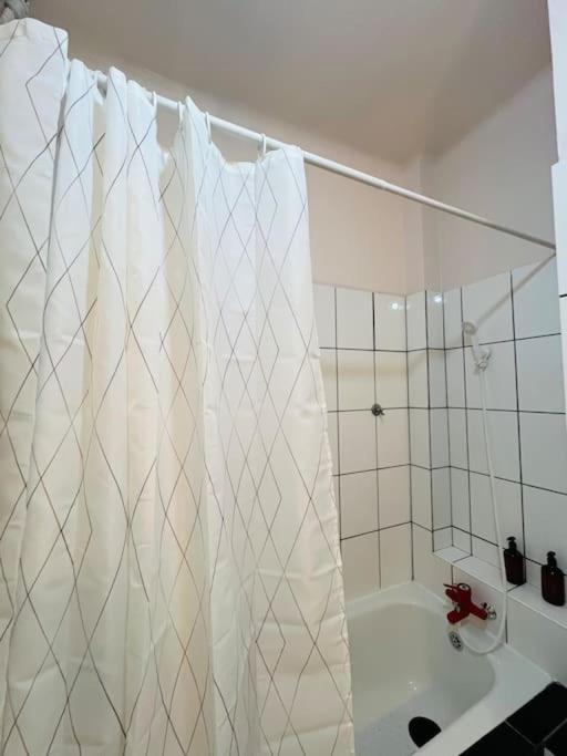 Downtown Unirii Square Private Economy Rooms With Shared Amenities Bucareste Exterior foto