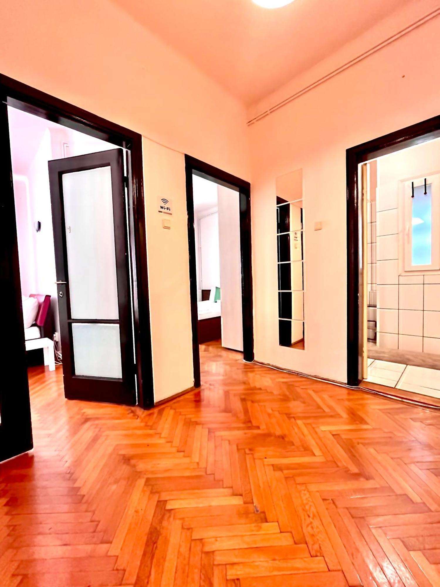 Downtown Unirii Square Private Economy Rooms With Shared Amenities Bucareste Exterior foto